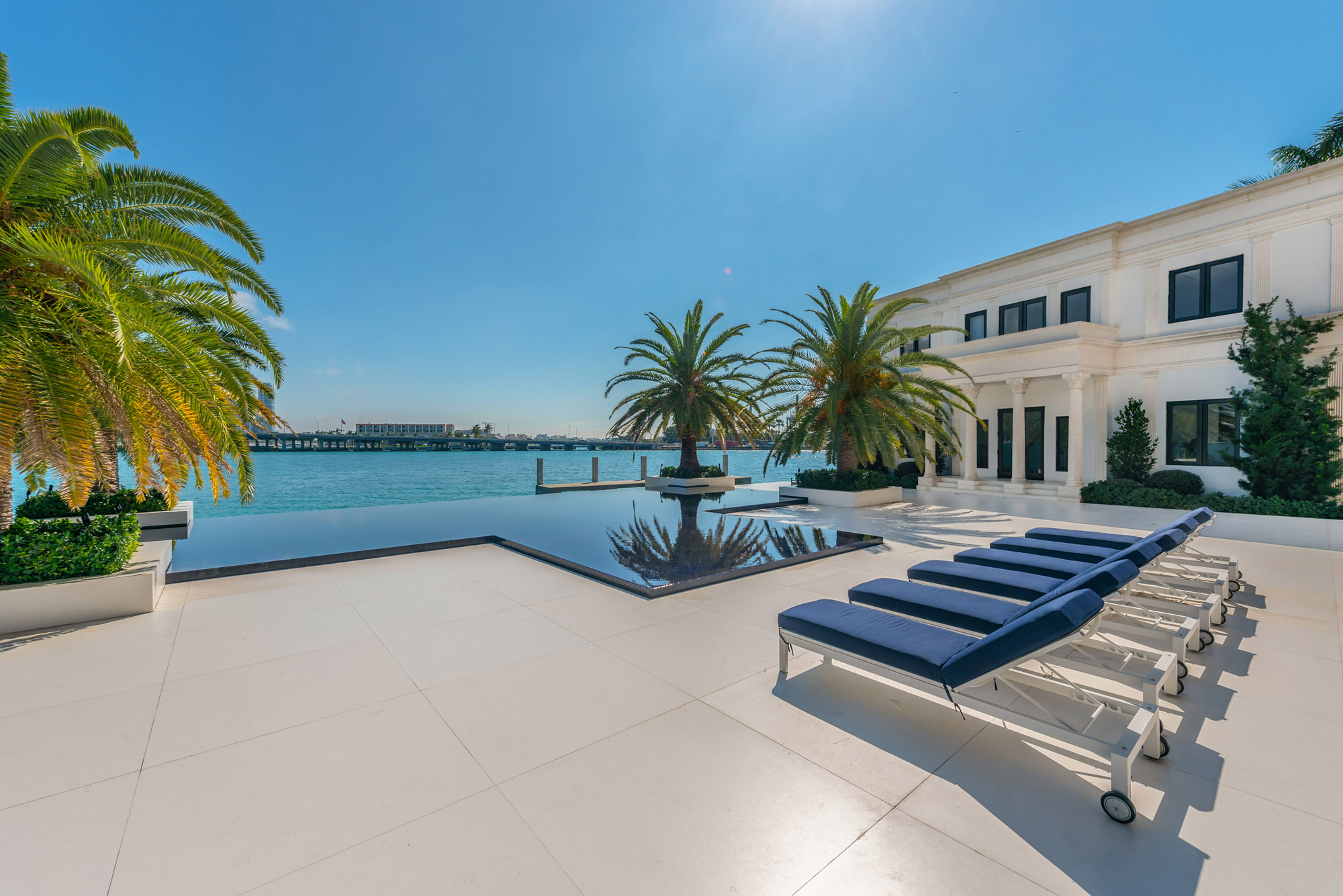 FULL-SERVICE VACATION RENTAL MANAGEMENT