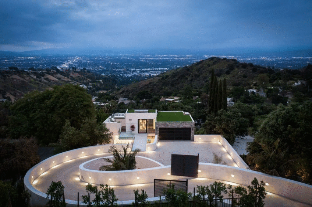 What Are the Must-Have Amenities for a Glamorous Christmas Stay in Los Angeles?